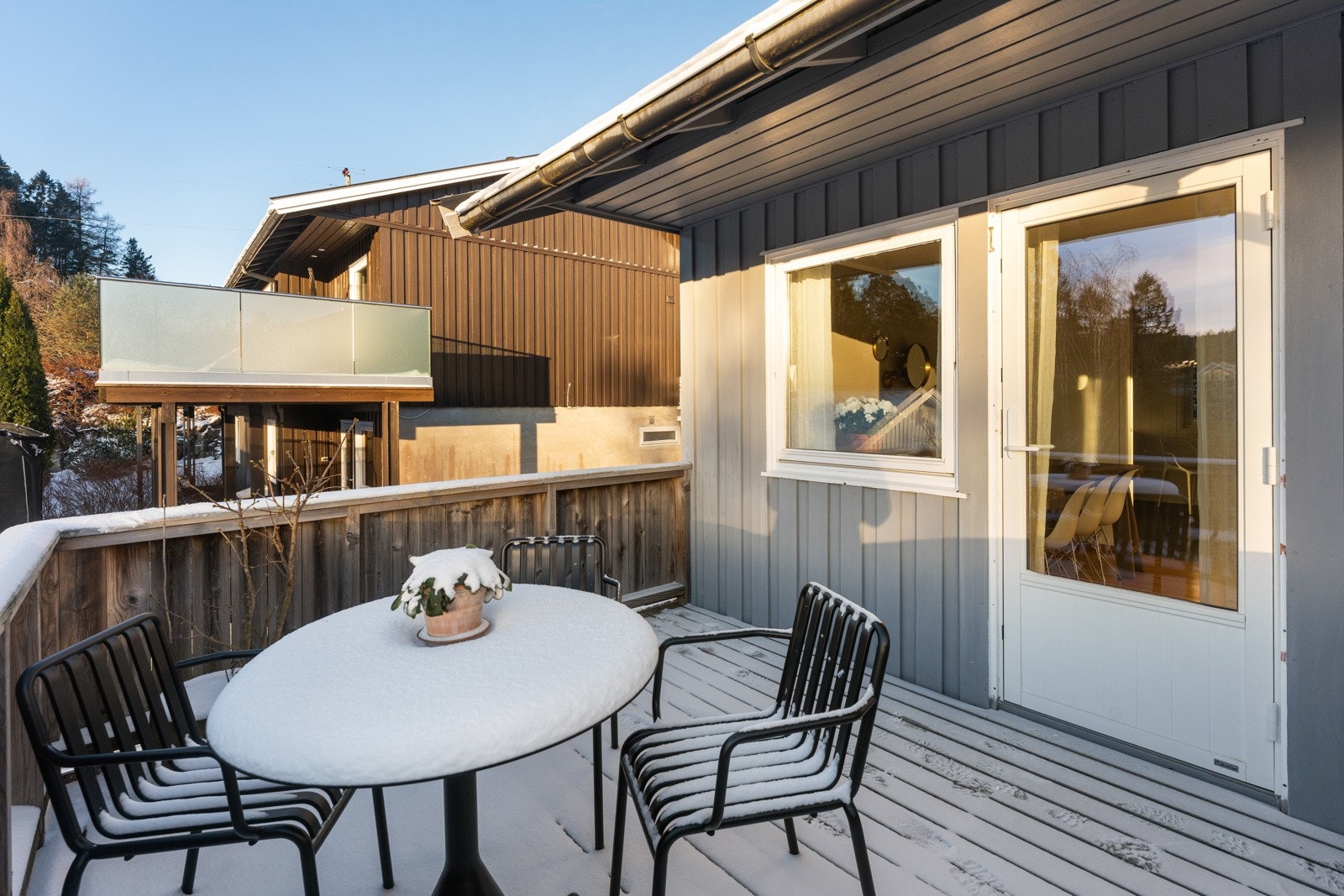 Romslig og solrik balkong med adkomst fra stuen. Galleribilde