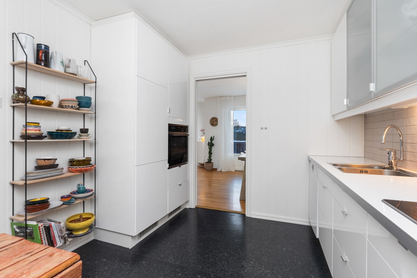 Kjøkkeninredningen er tidsriktig og har rikelig med skap- og benkeplass. Galleribilde