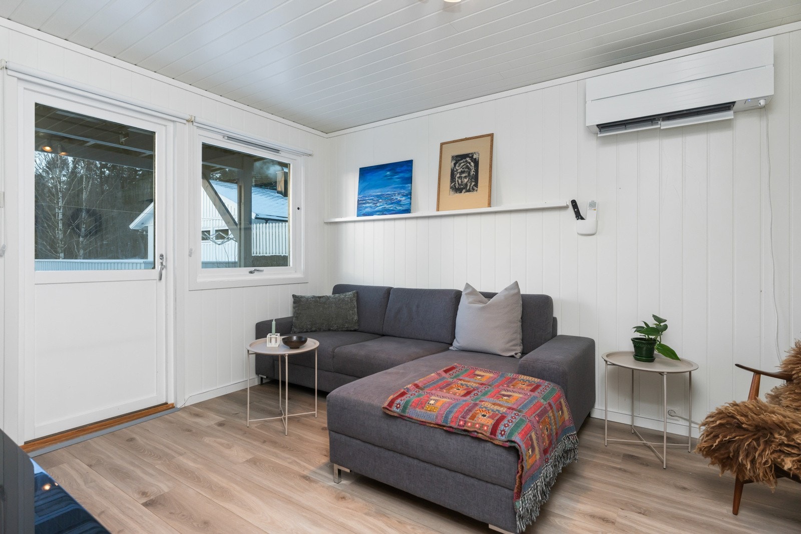 Soverom III med laminat på gulv og panel på veggene. Galleribilde