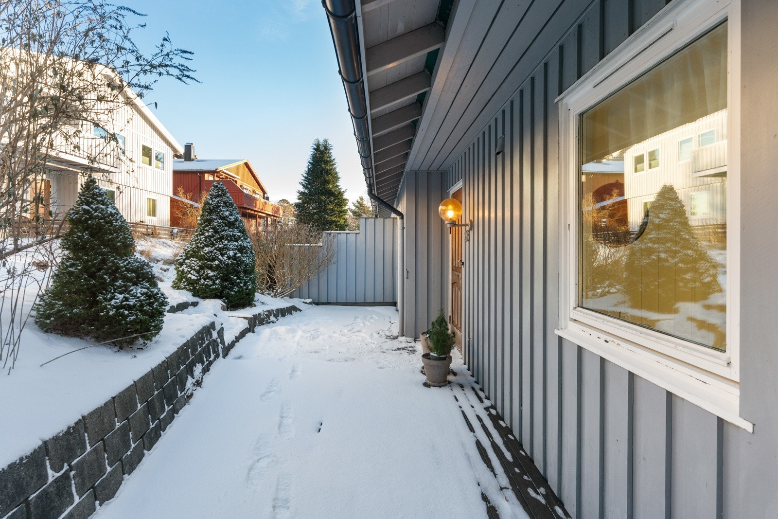 Koselig inngangsparti med treplatting og blomsterbed. Galleribilde