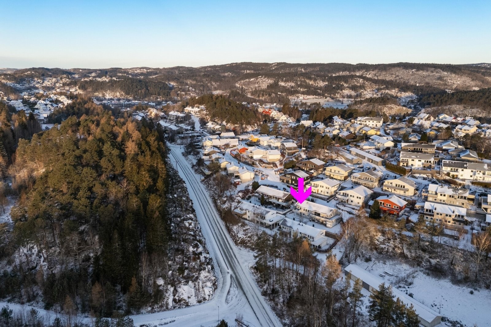 Rolig og barnevennlig beliggenhet med turområde og Vassmyra ungdomsskole rett nedenfor bolig. Galleribilde