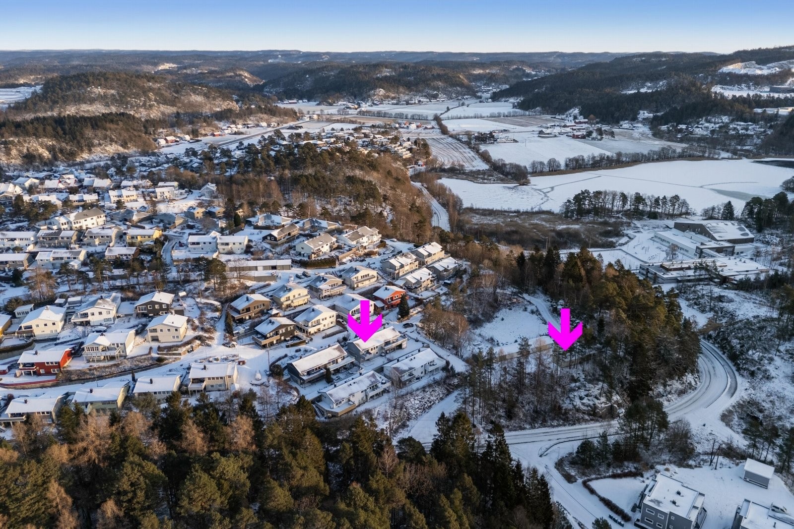 Boligen har en tilhørende garasje i rekke og ligger sentralt nær barne- og ungdomsskole, barnehager, flotte turområder og idrettsanlegg. Galleribilde