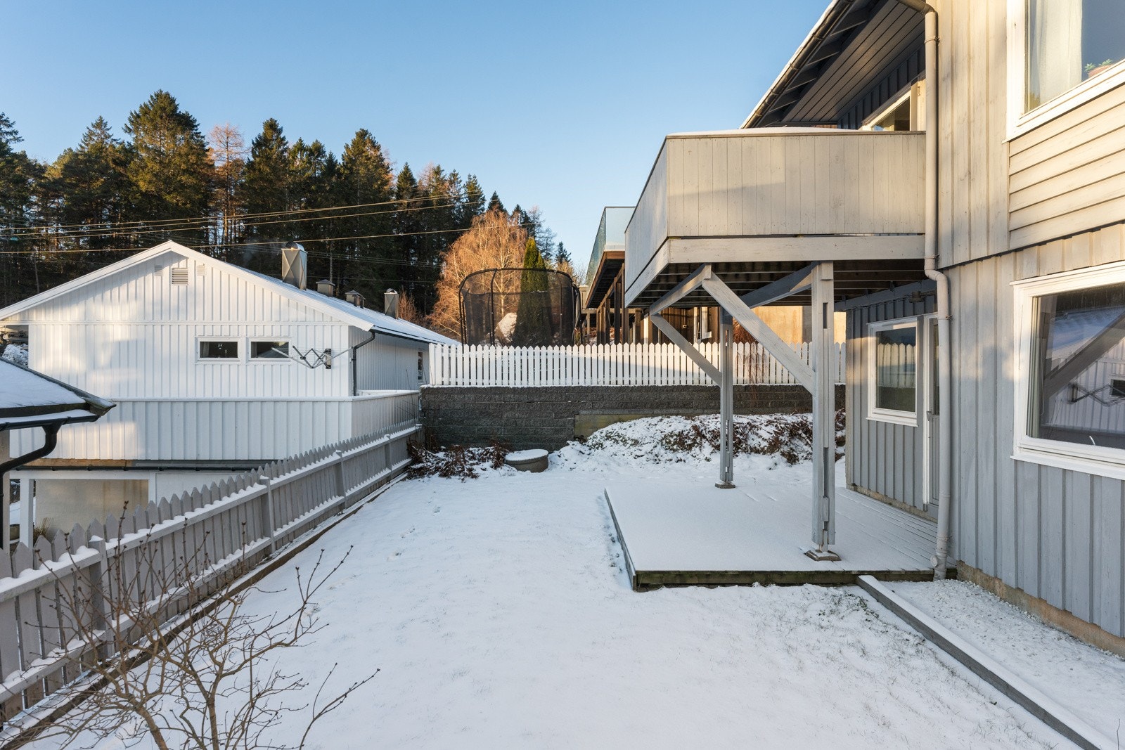 I hovedetasjen er det en solrik balkong med adkomst fra stuen. Flott utsikt mot skogen og omgivelsene. Balkongen er utvidet og oppusset i 2013. Galleribilde