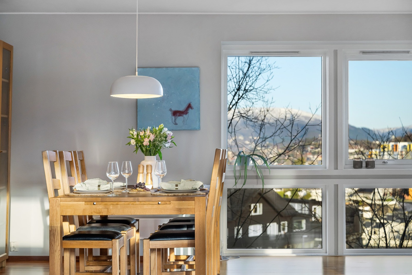 Store vindusflater sørger for rikelig med naturlig lysinnslipp, og rammer inn panoramautsikten hele veien forbi Ulriken. Galleribilde