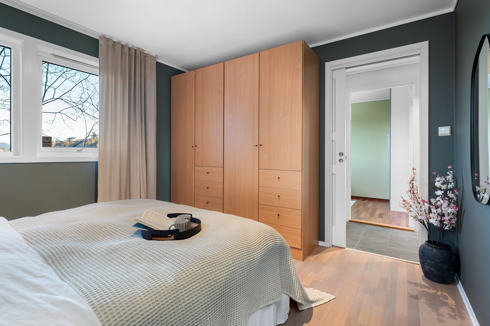 Her er det god plass til dobbeltseng, garderobe og ønsket soveromsmøblering. Galleribilde