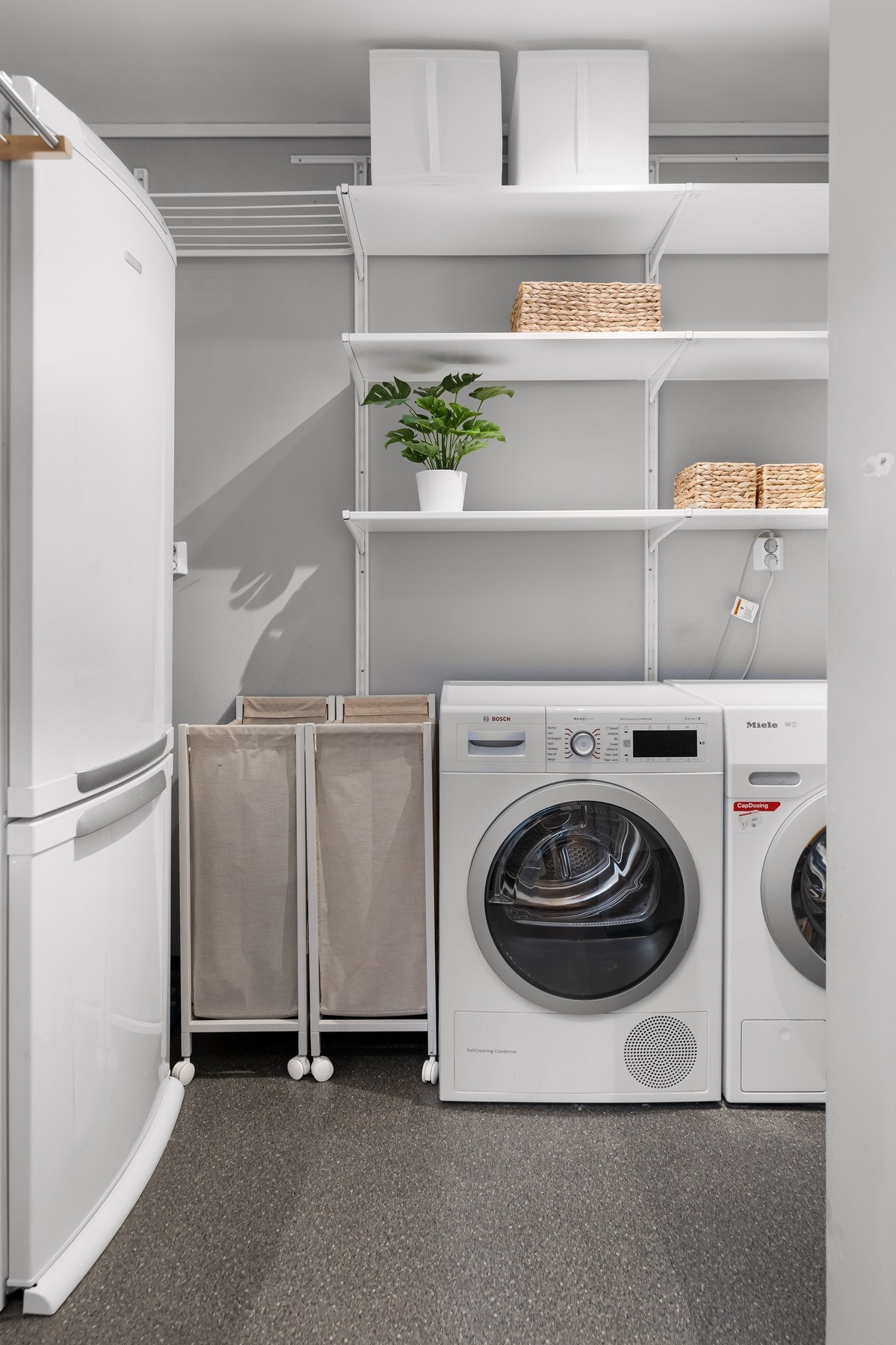 Eget vaskerom med utslagsvask, varmtvannsbereder, praktisk hyllesystem og fordelerskap til rørsystemet. Det er også opplegg for vaskemaskin og tørketrommel. Galleribilde