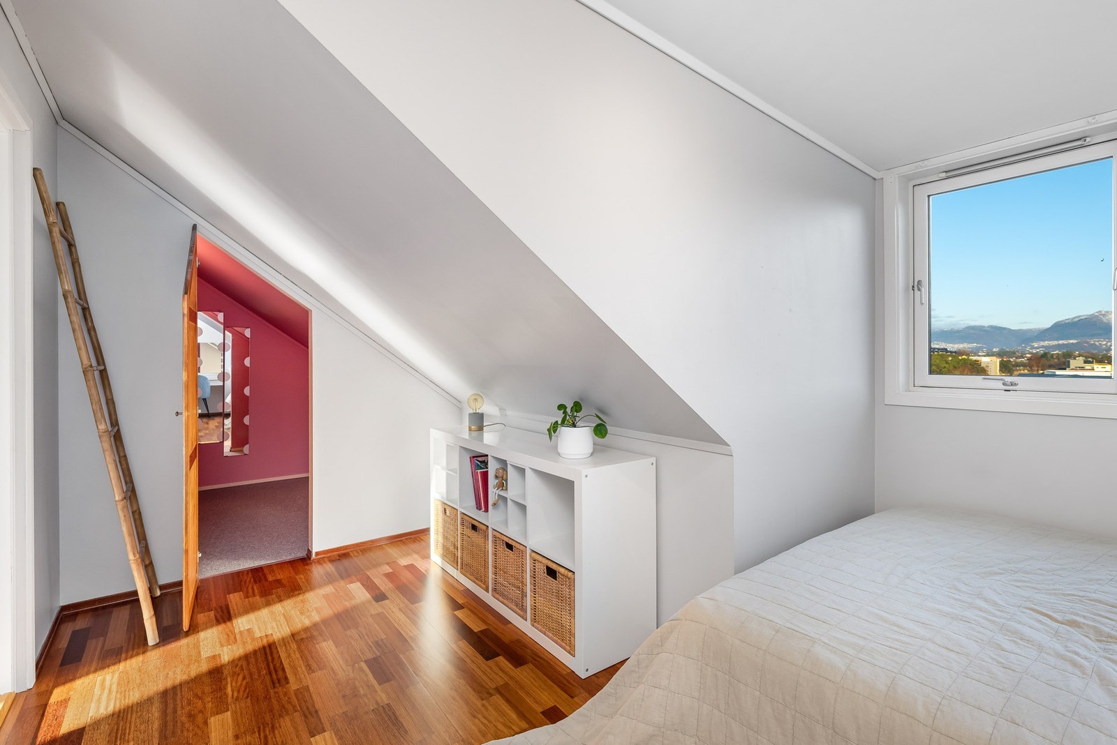 Innenfor både soverommet og loftstuen er det boder med god oppbevaringsplass. Galleribilde