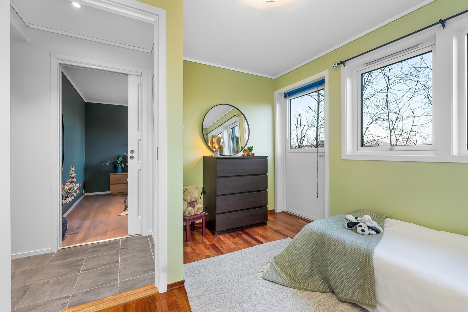 Fra et av soverommene er det utgang til en av boligens uteplasser. Galleribilde