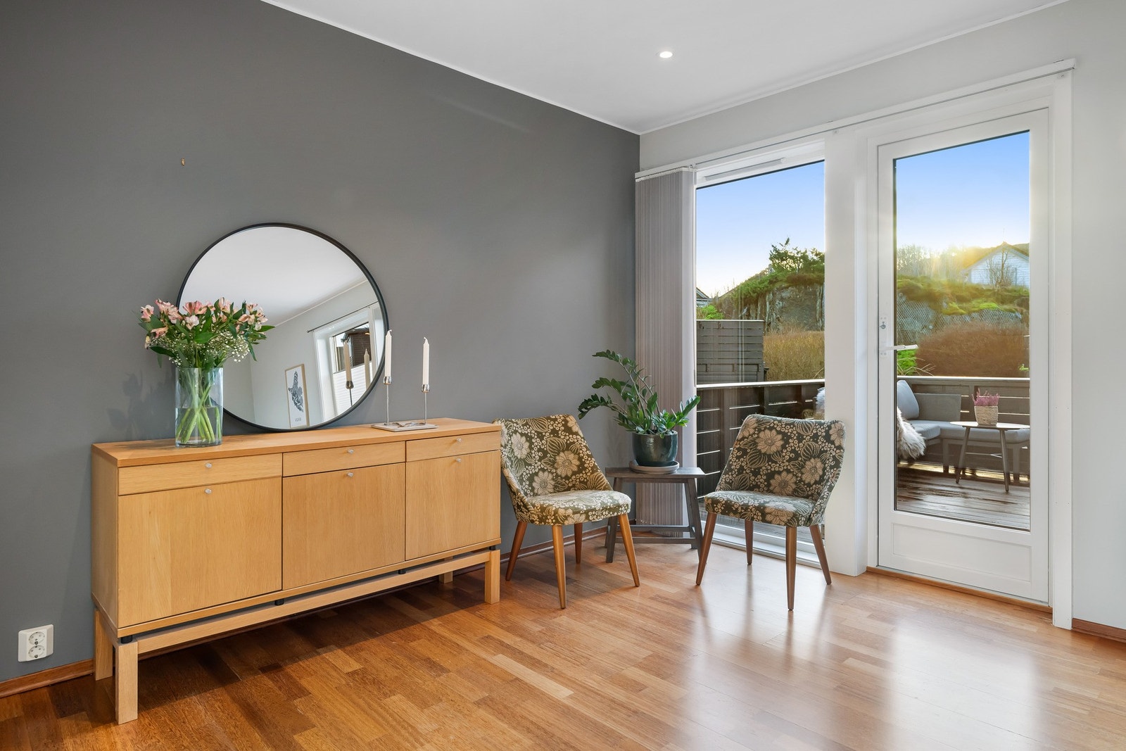 Fra stuen er det utgang til terrasse på 10,9 m², med god plass til utemøblement og beplantning. Galleribilde