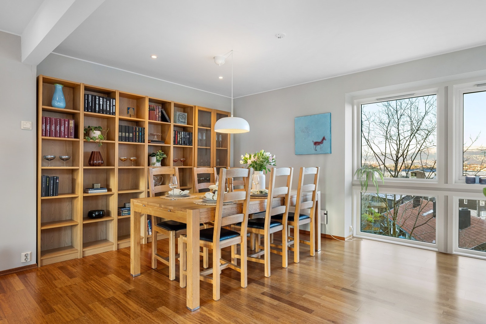 Her er det god plass til både sofaseksjon, spisebord og mediemøblement. Galleribilde