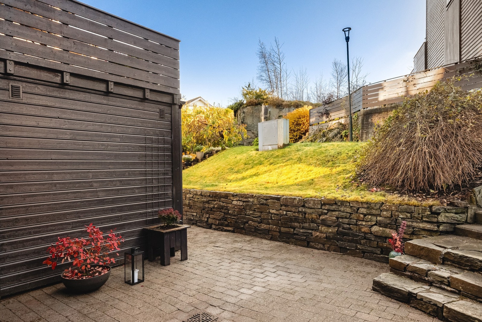 Boligen har også en uteplass ved inngangspartiet. Galleribilde