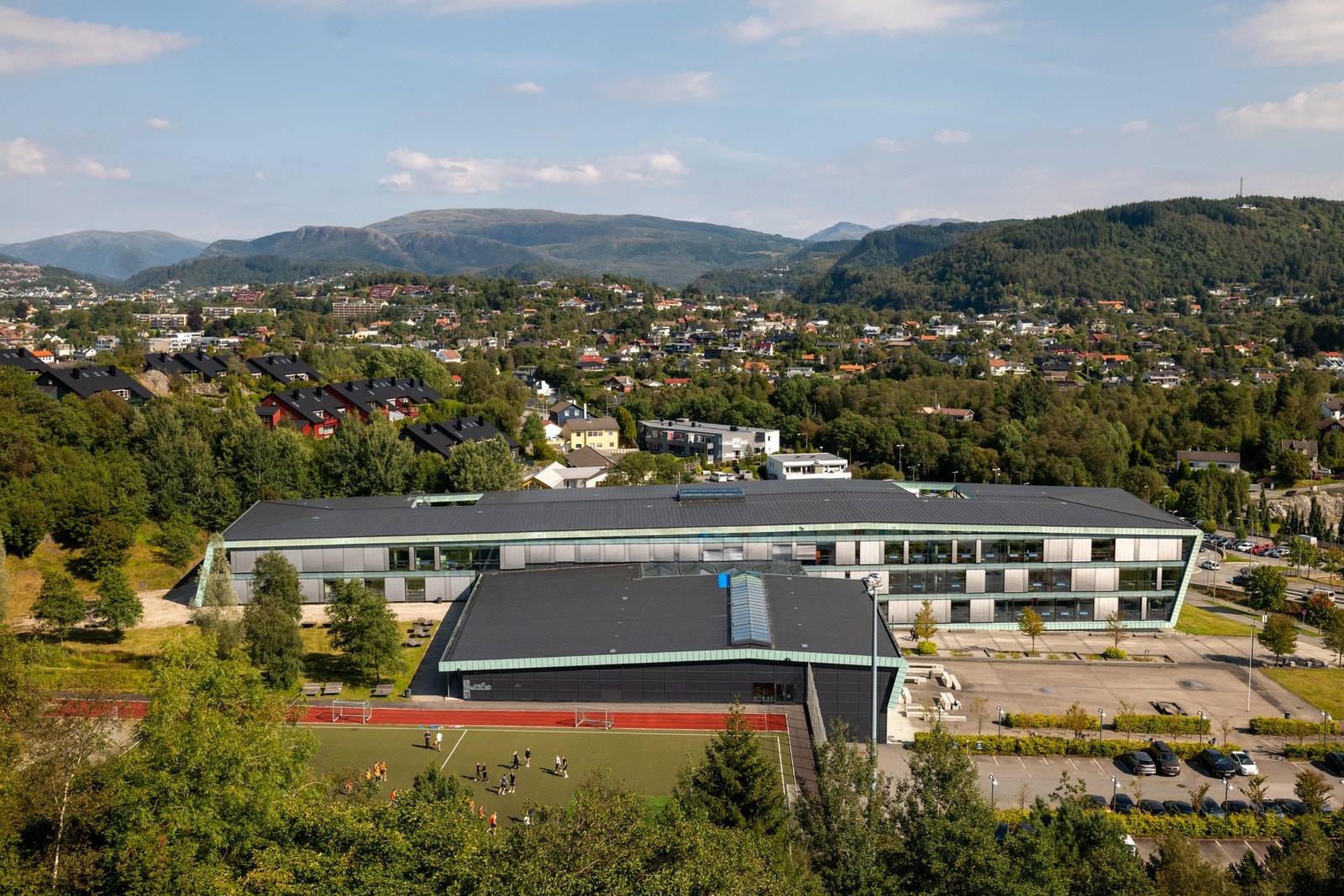 Området er kjent for sitt trygge og familievennlige miljø, med gangavstand til både barnehager og skoler. Galleribilde