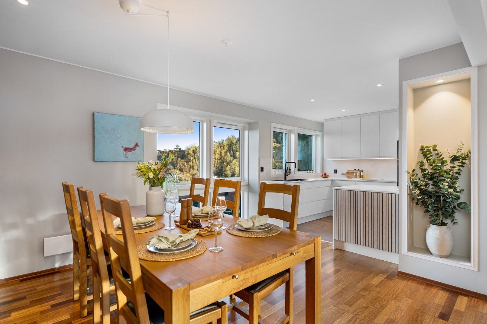 Gjennomgående i boligen er gode, lyse rom, gjort i behagelige farger og med parkettgulv. Galleribilde