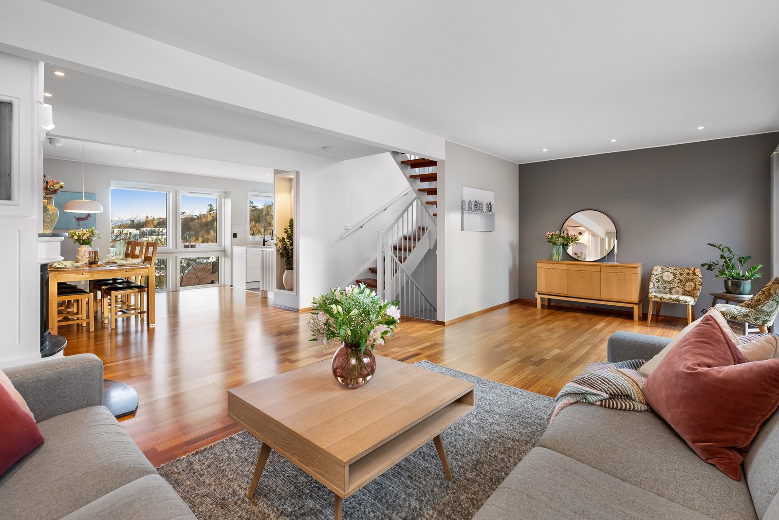 Velkommen til denne flotte familieboligen med store, solrike uteplasser, panoramautsikt mot Ulriken og sentral beliggenhet like ved Lagunen. Galleribilde