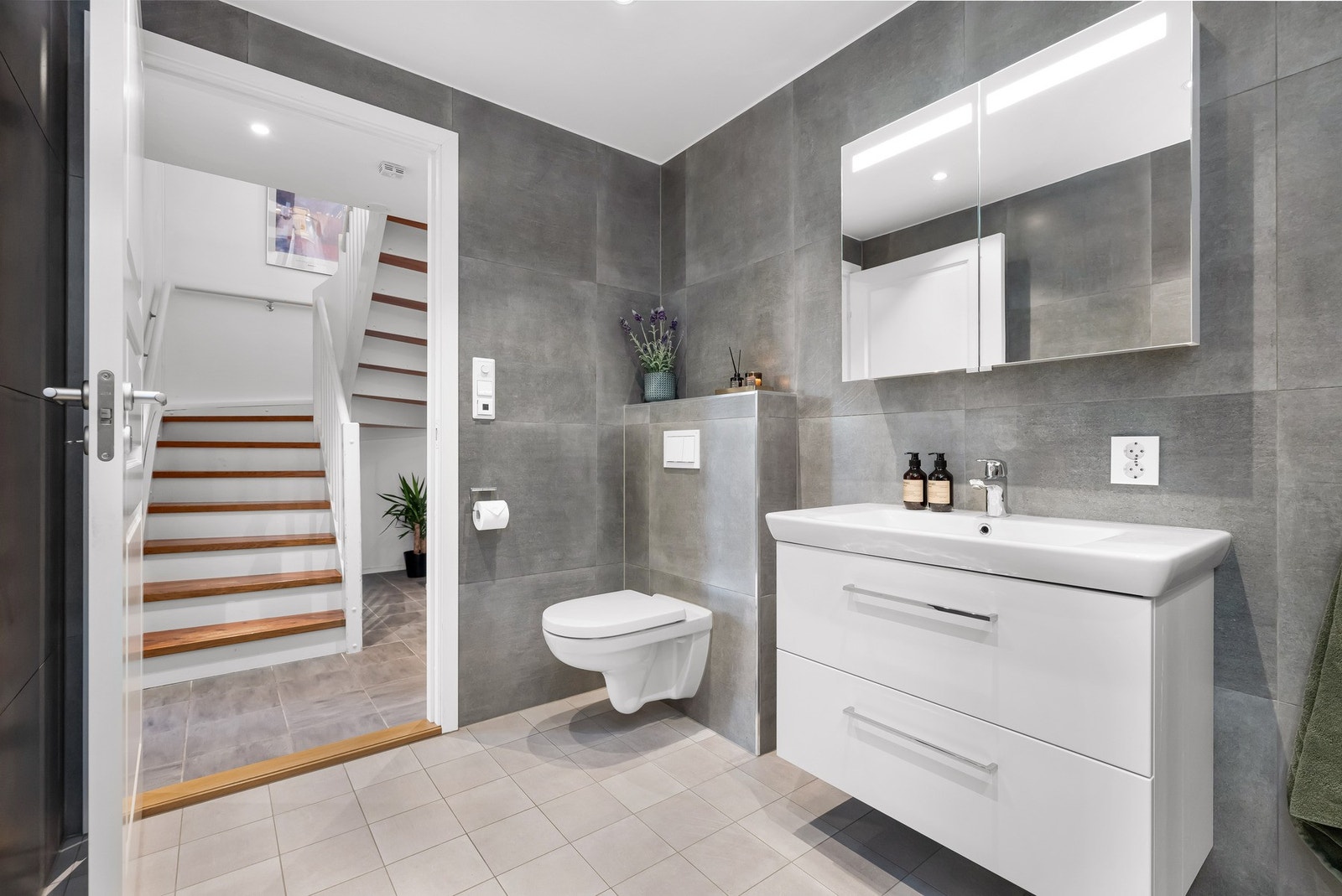 Store fliset gjort i duse gråtoner, gir en skikkelig behagelig følelse. Galleribilde