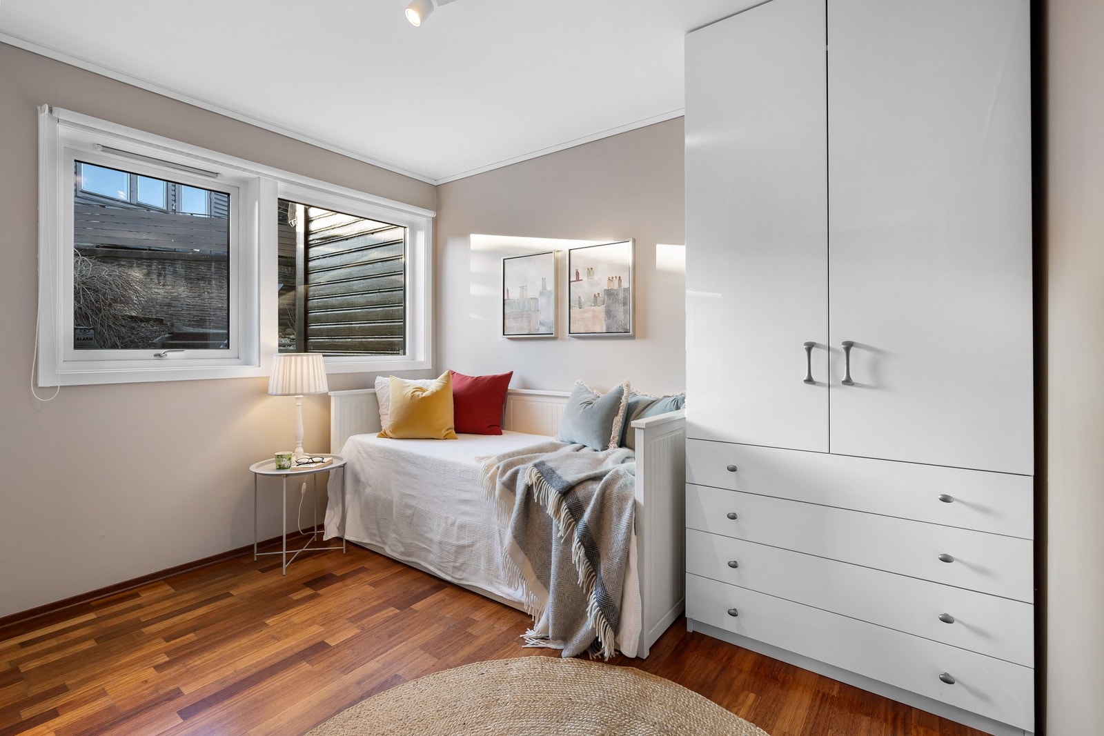 Etasjens soverom har areal på henholdsvis 10,9 m², 10 m² og 9,5 m². Galleribilde