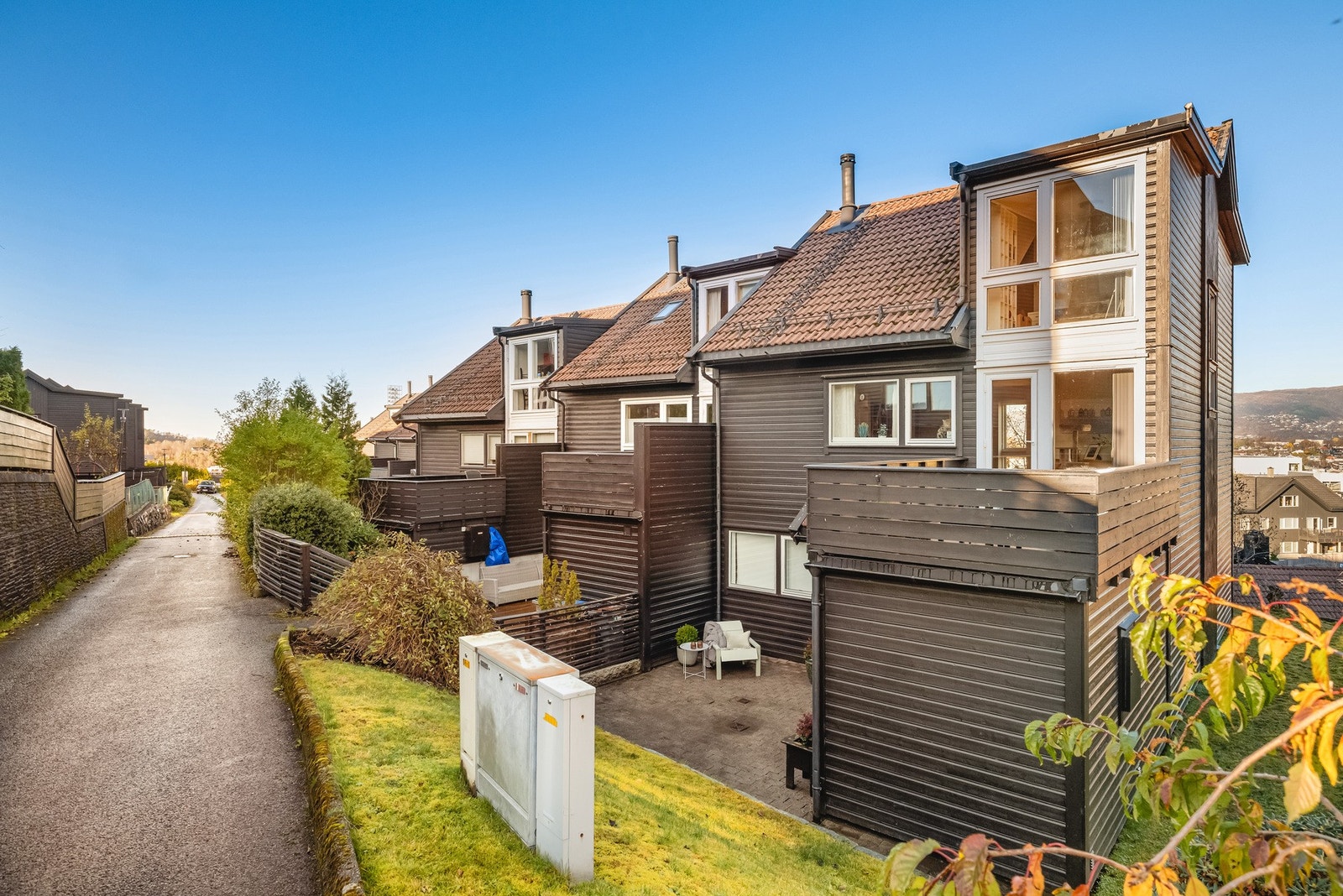 Boligen har en attraktiv beliggenhet på enden av rekken, i et rolig gatetun uten gjennomgangstrafikk. Galleribilde