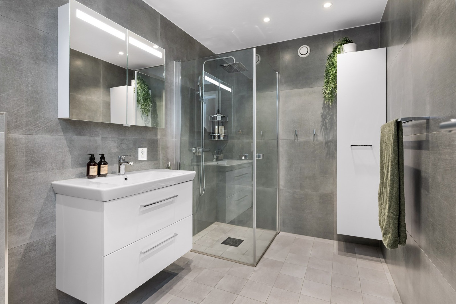 Pent og helfliset bad fra 2022, med varmekabler i gulvet. Galleribilde