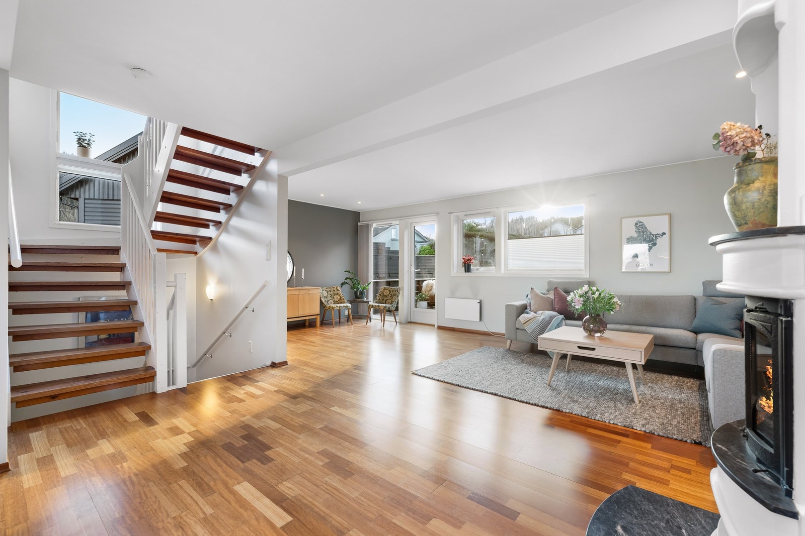 Opp trappen kommer en direkte inn i boligens hjerte; en åpen og innbydende stue. Galleribilde