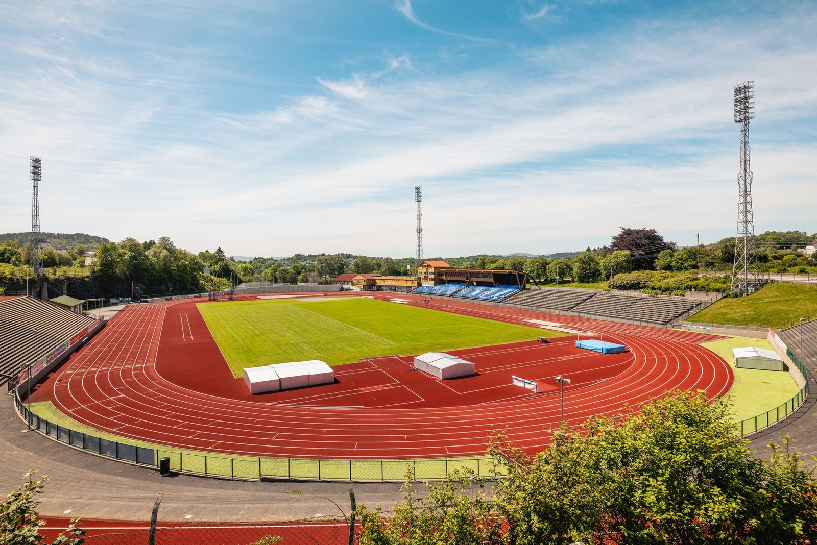Det er flere alternativer for lagidrett i nærområdet, med gode miljøer for fotball, håndball og friidrett. Galleribilde