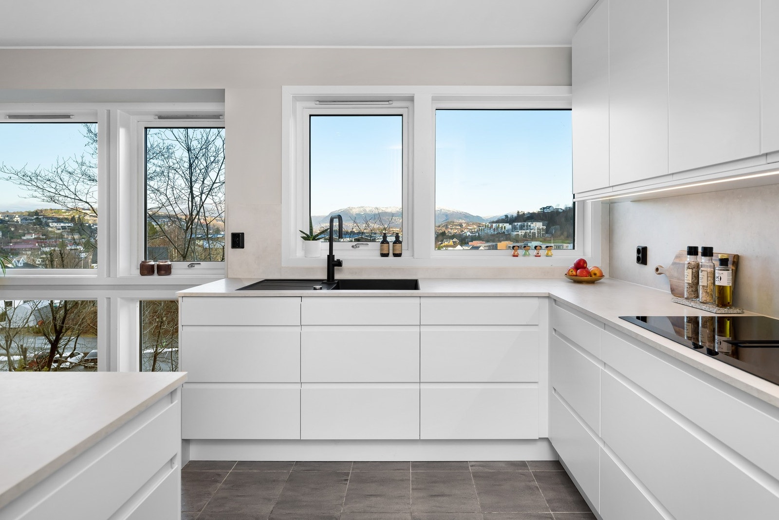 Også fra kjøkkenet kan en nyte panoramautsikten mot Ulriken - en perfekt bakgrunn til matlagingen. Galleribilde