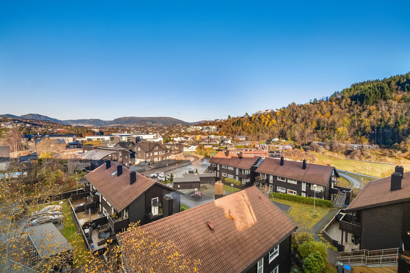 Her får en det beste av to verdener; nærhet til naturen og fine turmuligheter, samtidig som en har alt en trenger i hverdagen like i nærheten. Galleribilde