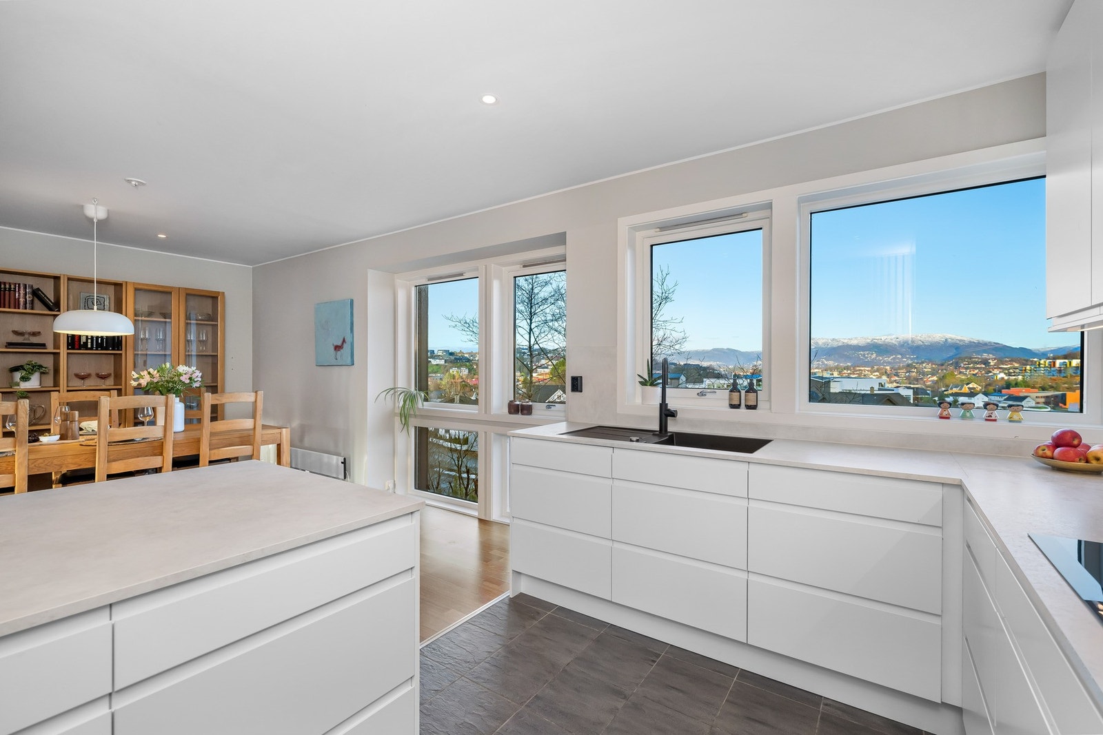 Kjøkkenet har godt med oppbevaringsplass i skuffer og skap, samt god arbeidsplass på benken. En praktisk kjøkkenøy gjør matlagingen til en sosial aktivitet. Galleribilde