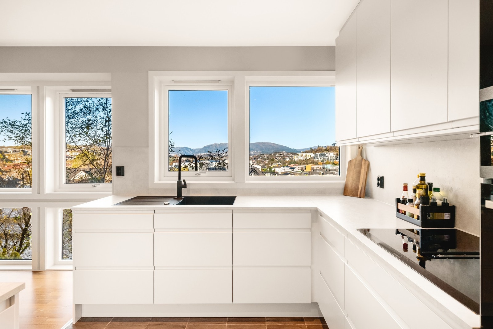 Boligen har fått flere oppgraderinger de siste årene, som kjøkken fra 2023 og hovedbad fra 2022. Galleribilde