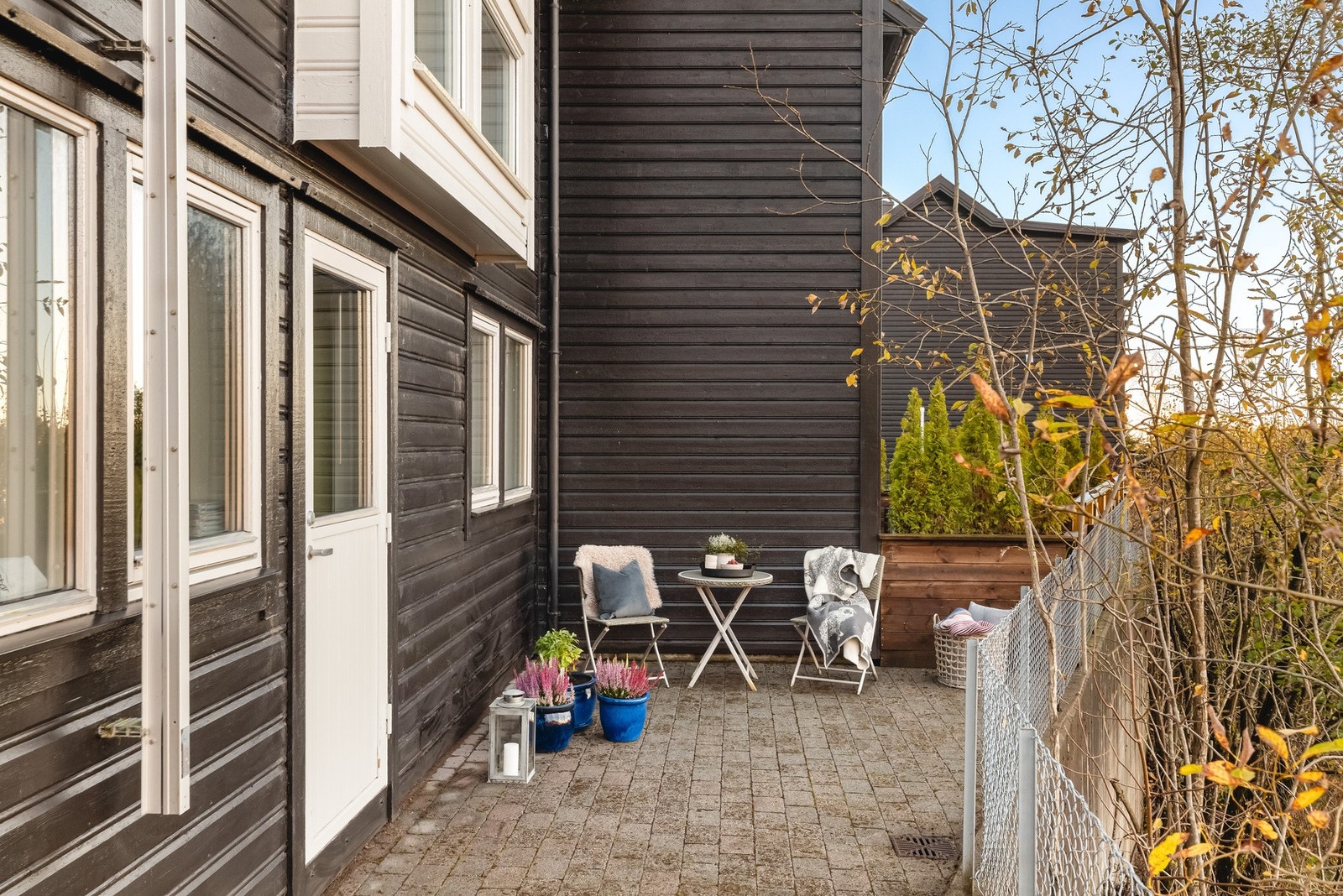 Denne uteplassen er på baksiden av boligen, og herfra kan en nyte morgensolen. Galleribilde