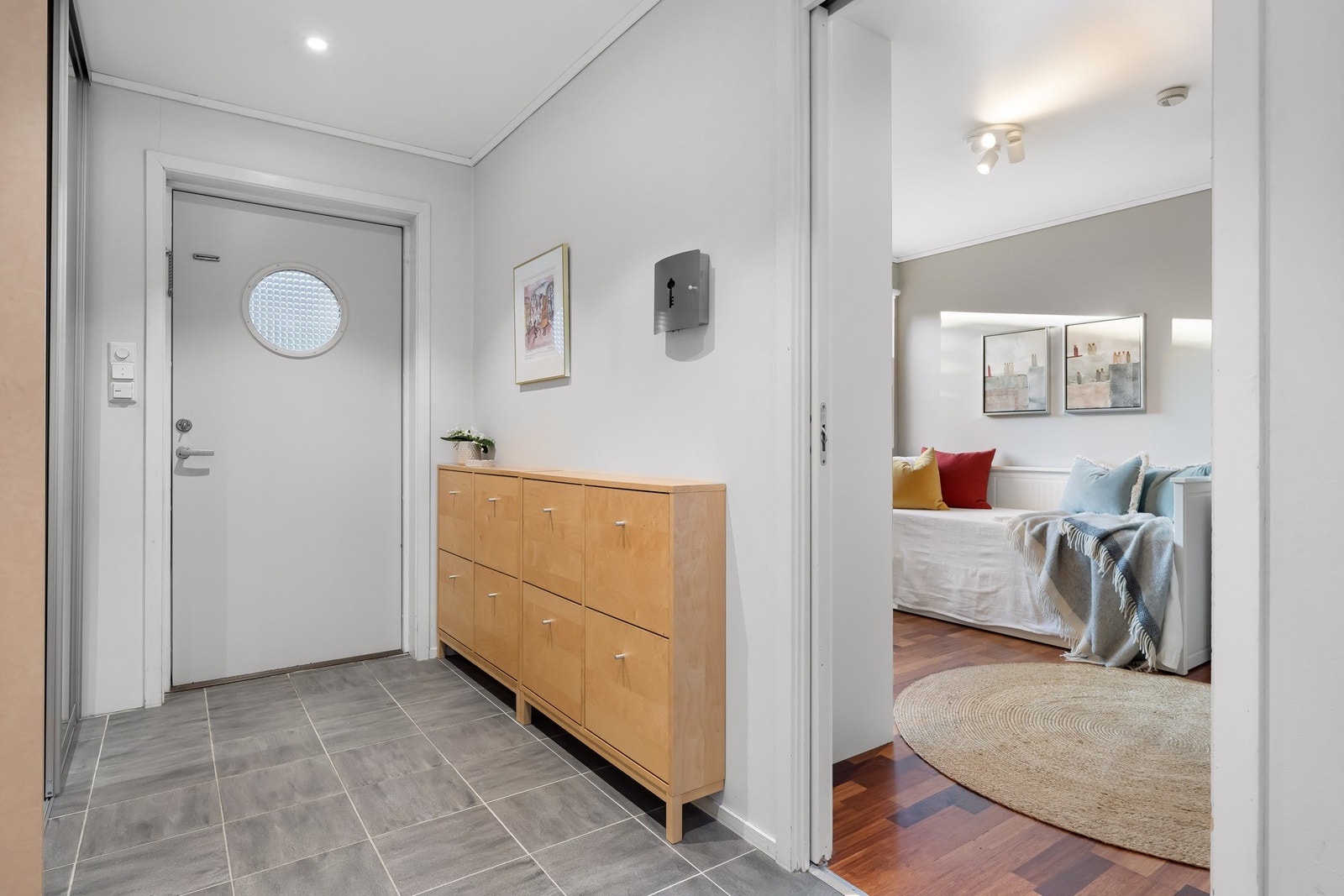 Velkommen inn! Boligens førsteinntrykk er en innbydende og romslig gang på 14,6 m². Galleribilde