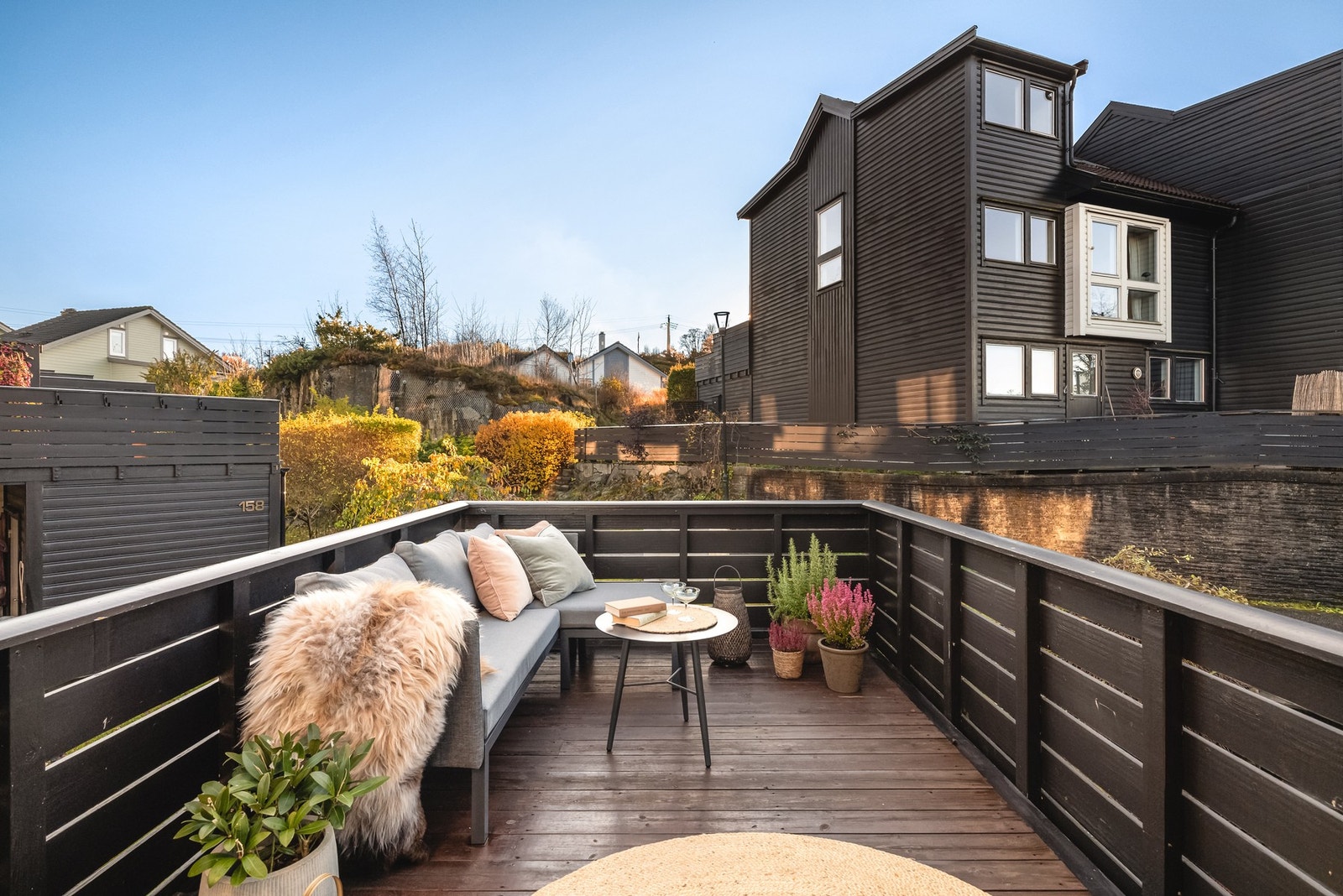 Terrassen er sørvestvendt, som gjør at en kan nyte solen fra formiddag til solnedgang på sommerstid! Galleribilde