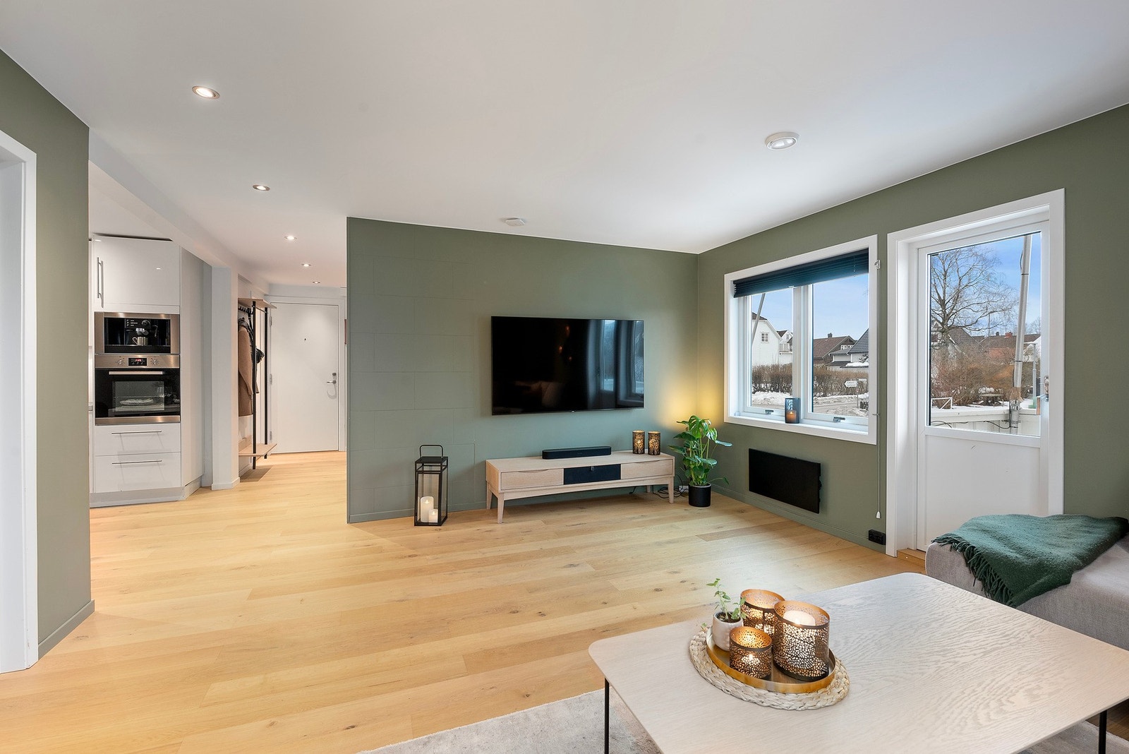 Utgang til en solrik balkong. Galleribilde