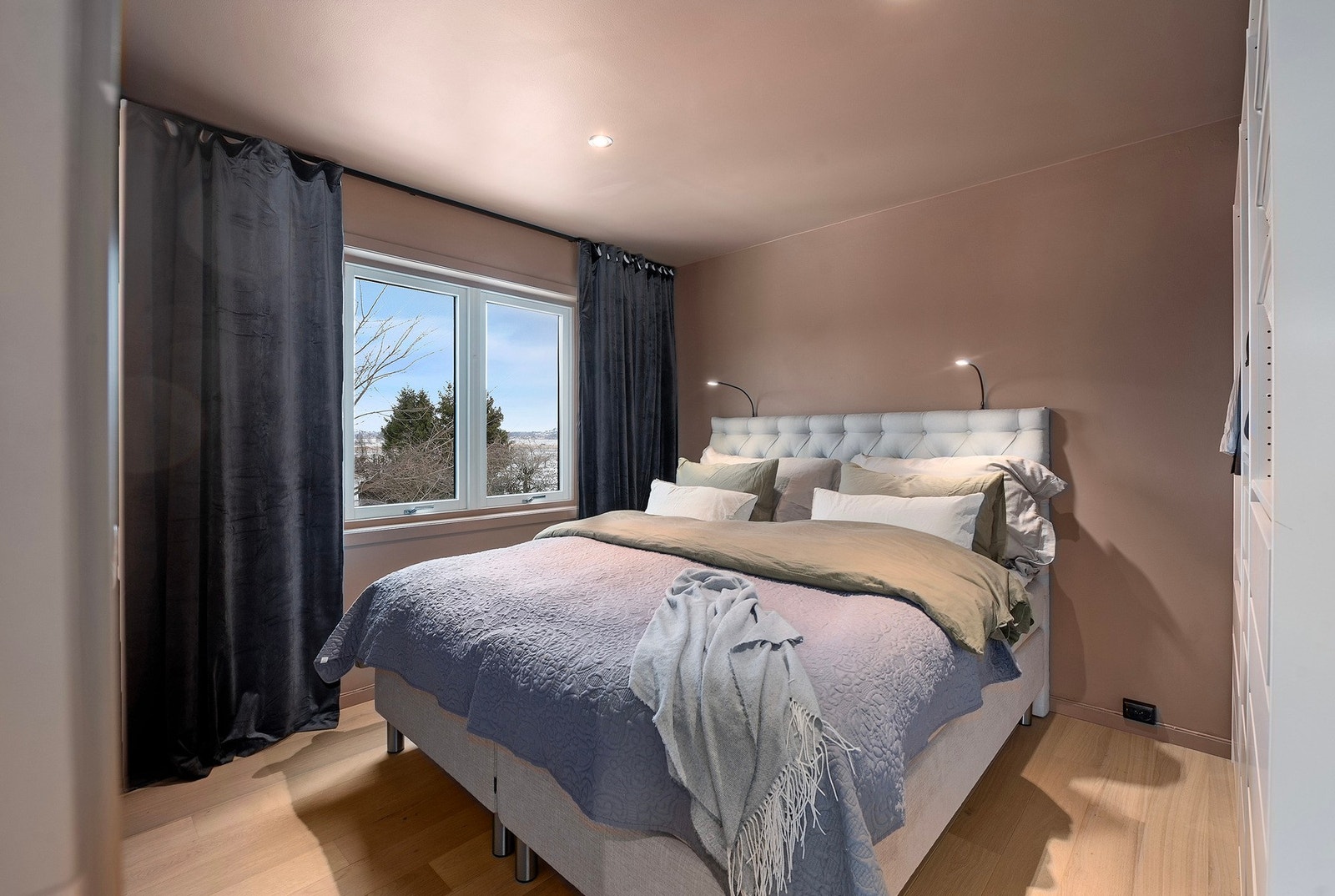 Leiligheten inneholder tre fine soverom. Galleribilde