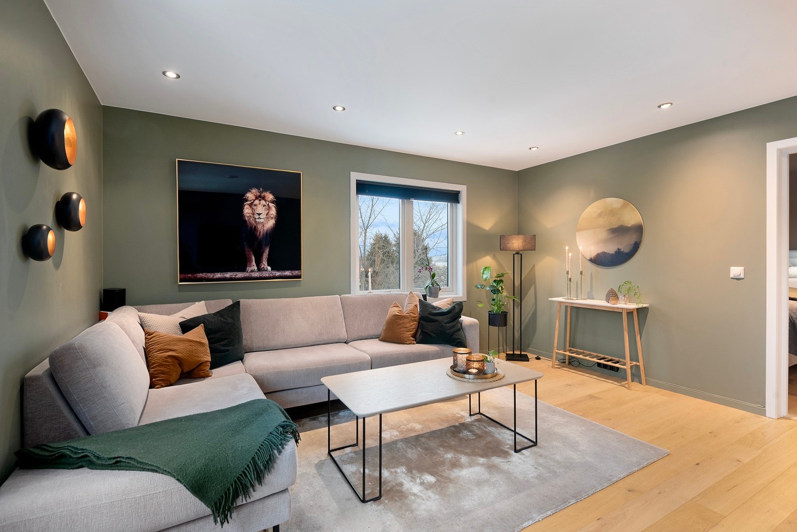 Her er nytt gulv i 2022 og ny malte veggflater som gir leiligheten et lunt og fint preg Galleribilde