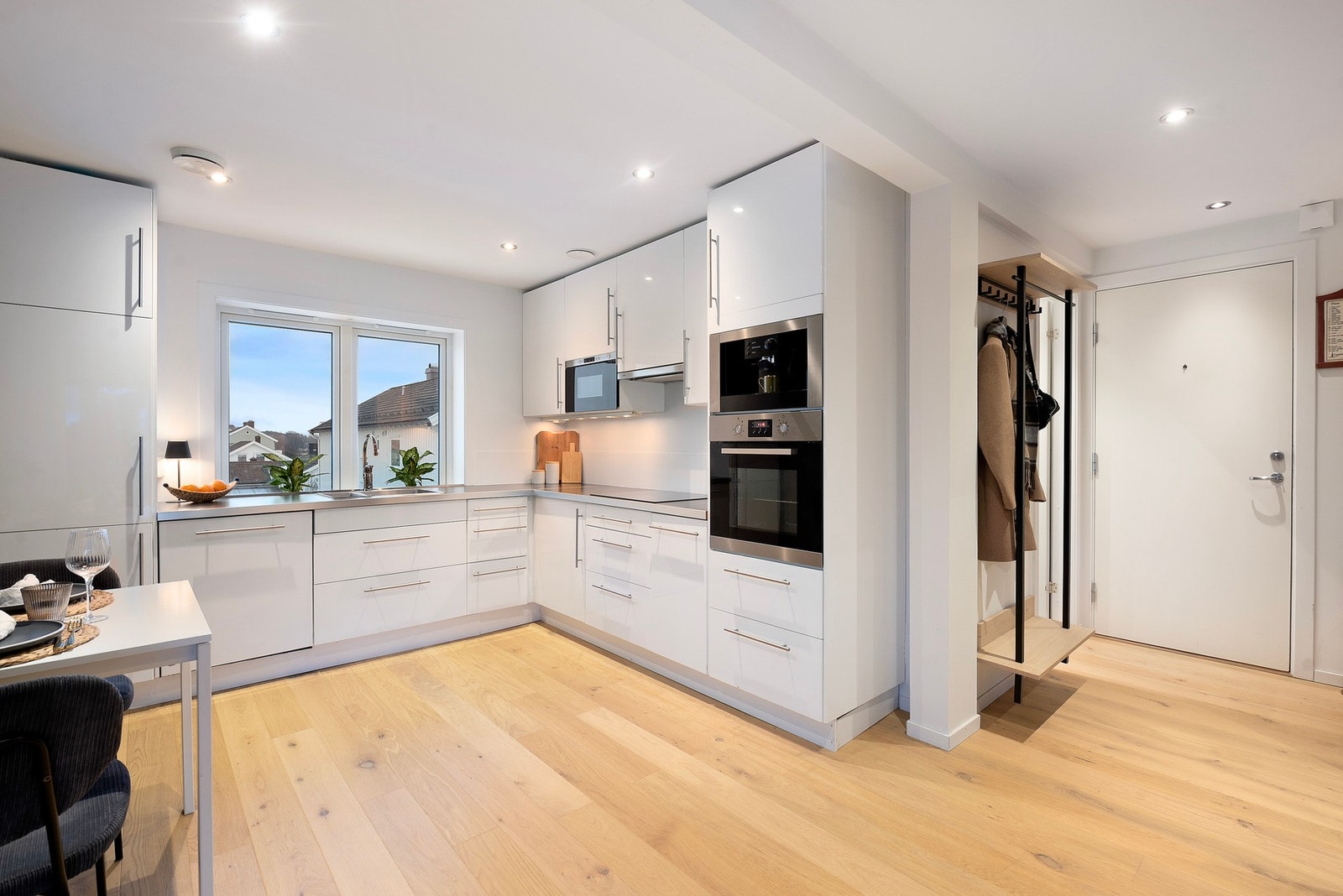 Lys og pen leilighet i andre etasje med balkong mot vest Galleribilde