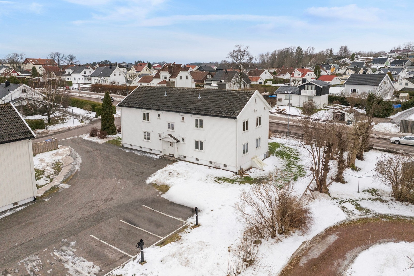 Leiligheten ligger i andre etasje. Parkeringsplass rett på utsiden. Galleribilde