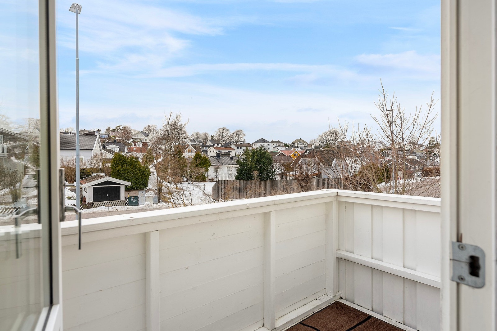 Solrik og fin balkong. Også et hageområde en kan benytte seg av. Galleribilde