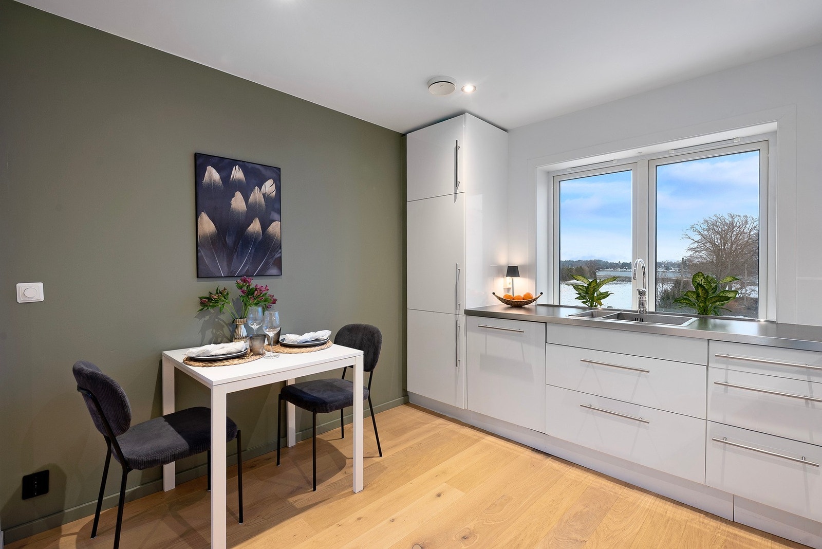 Fin spiseplass ved kjøkkenet. Galleribilde