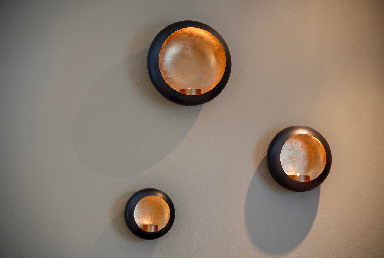 Leiligheten ligger sentralt med kort vei ned til sjøen, butikk og bussholdeplass . Teie sentrum er i gå avstand fra leiligheten Galleribilde