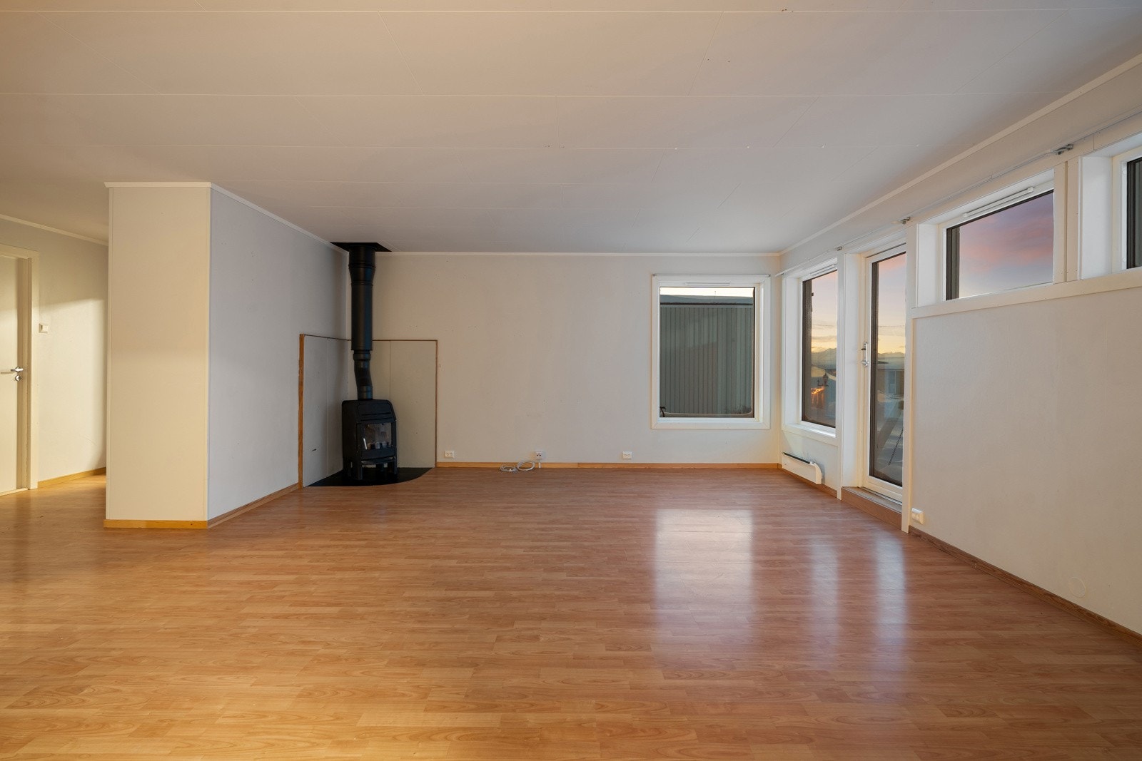 Romslig stue med fin utsikt. Fra stuen er det utgang til hage.