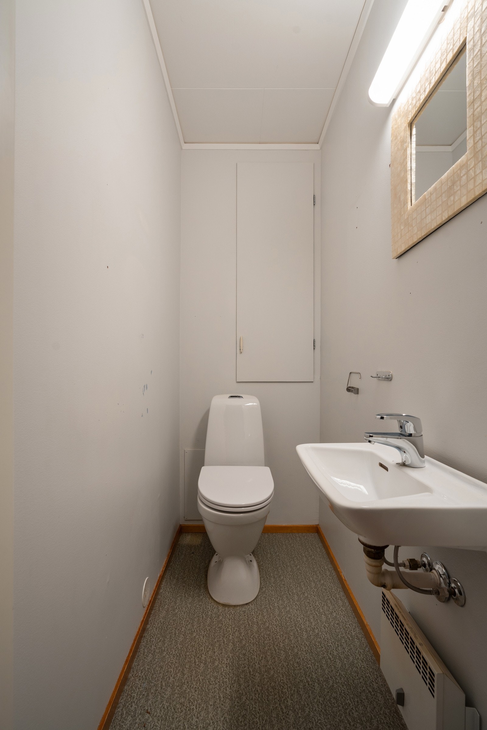 Toalettrom med servant.