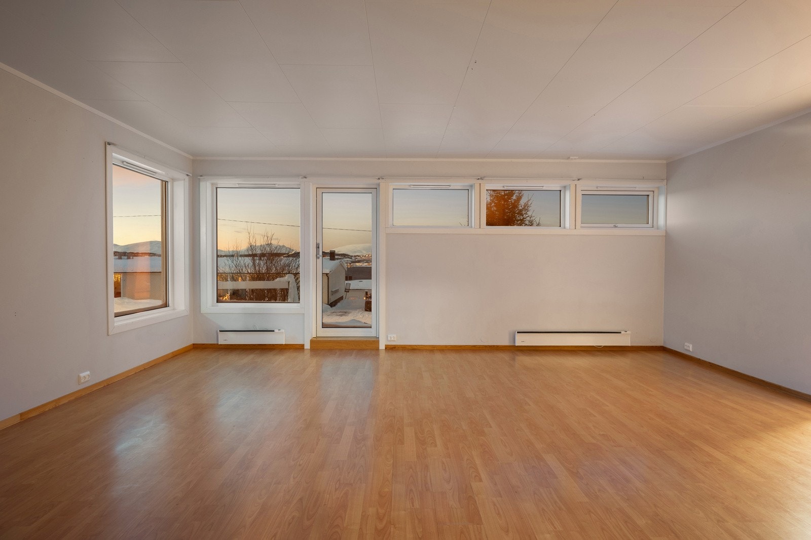 Boligen har god planløsning med romslige oppholdsrom.