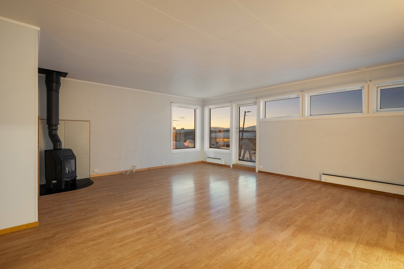 Her er det montert vedfyring for lun varme og reduserte energikostnader.