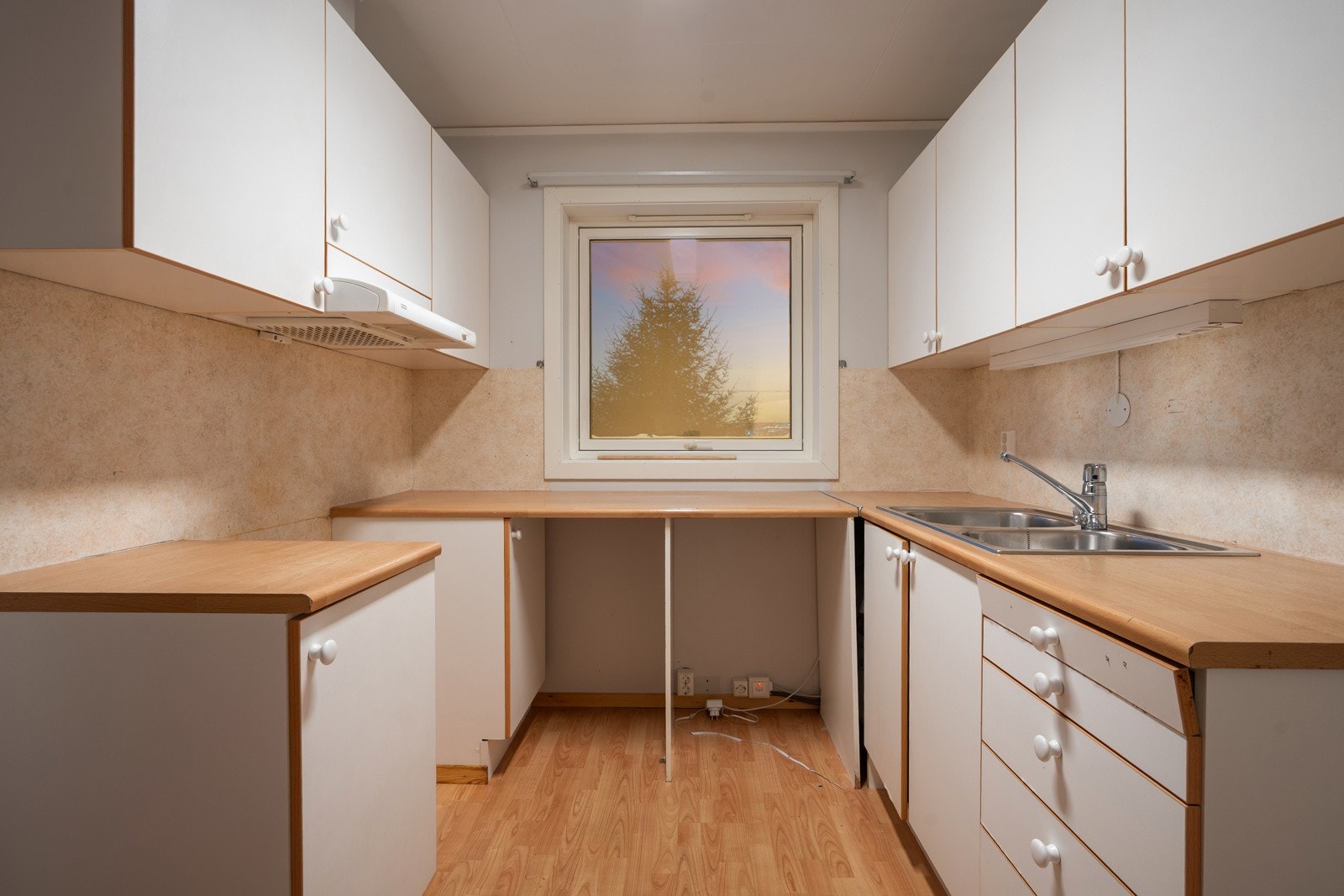 Kjøkken med rikelig skap- og benkeplass. Kjøkkenet ligger adskilt fra stuen. 000000000000