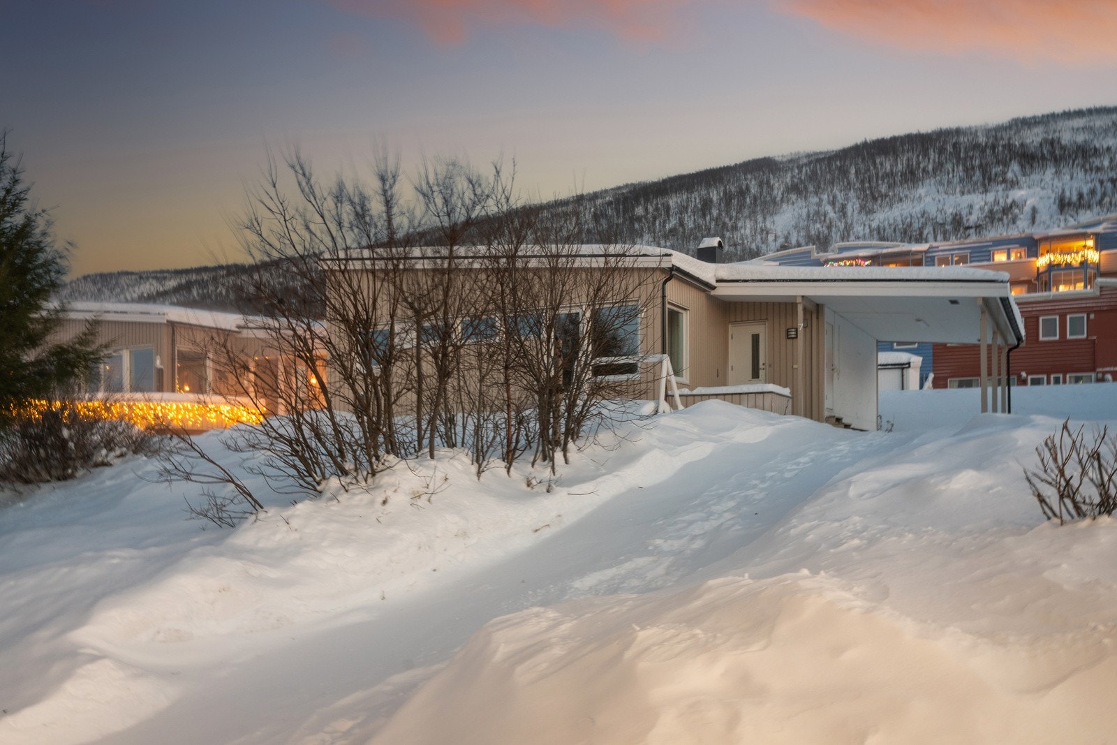 Kort vei til naturen, lysløypa og flotte rekreasjonsområder.