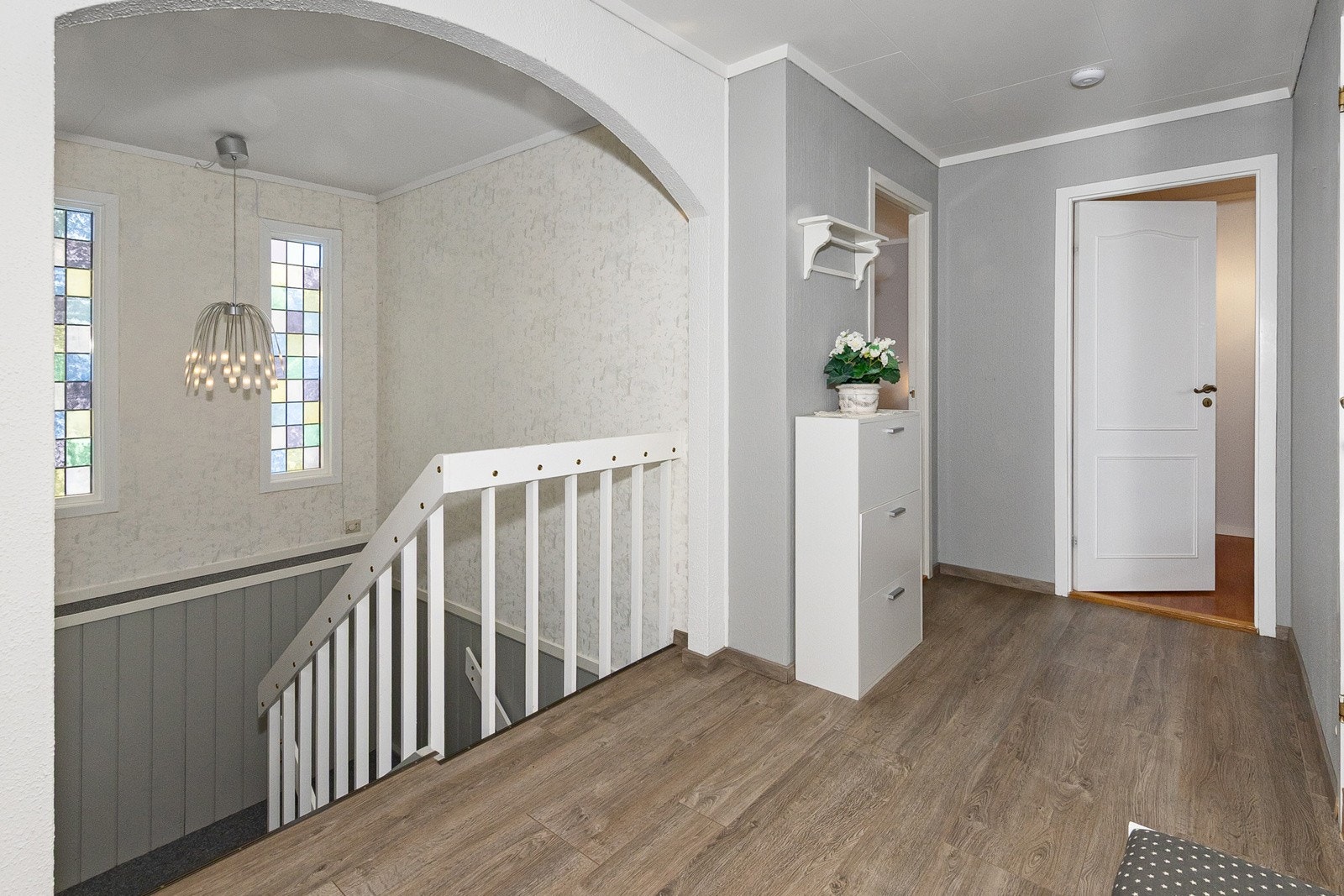 Lys gang med trapp til kjeller. Galleribilde