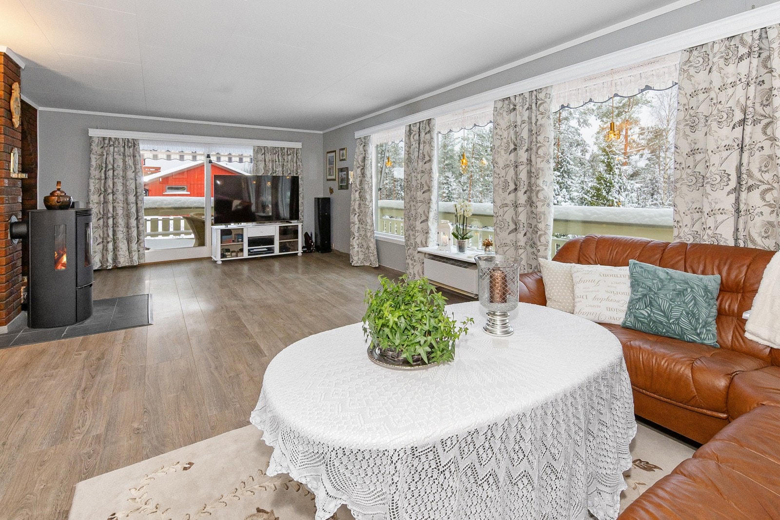 I stue er det vedovn, varmepumpe og utgang til veranda. Galleribilde