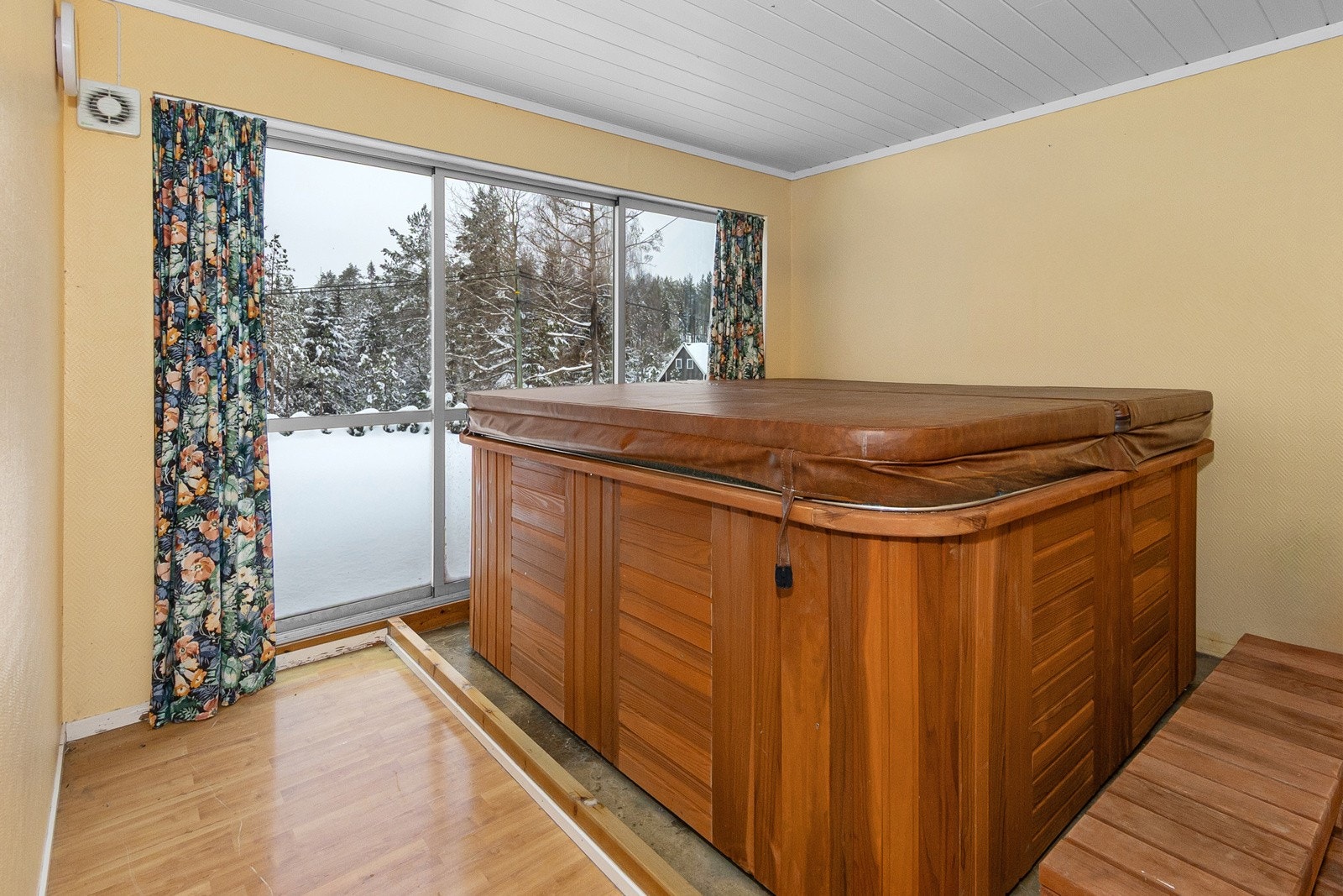 Rom til massasjebad. Megler gjør oppmerksom på at det er opprinnelig et soverom og det er satt inn skyvedør istedenfor vindu. Dette er ikke søkt bruksendret/godkjent hos kommunen. Galleribilde