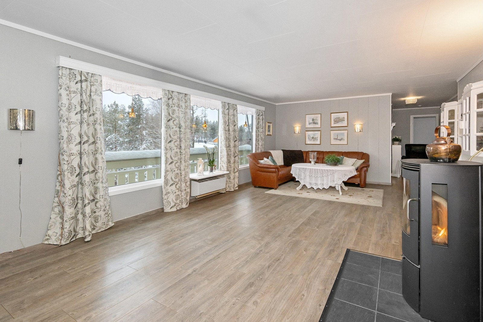 Store vindusflater gjør stuen lys og luftig. Galleribilde