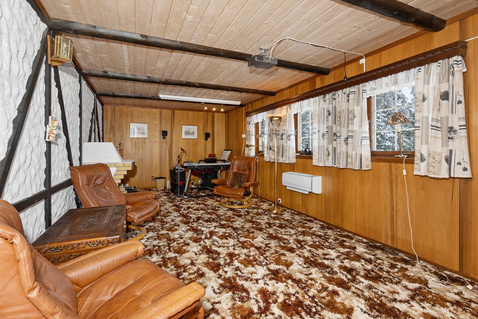 Romslig kjellerstue med varmepumpe. Galleribilde